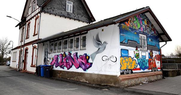 Was mit den Graffitis geschieht, wenn der Bahnhf in Rodheim umgestaltet wird, muss noch diskutiert werden. Sozialdemokrat Fabian Hassebrock setzt sich für den Erhalt des Gedenkbildes auf der Vorderseite des Gebäudes ein.